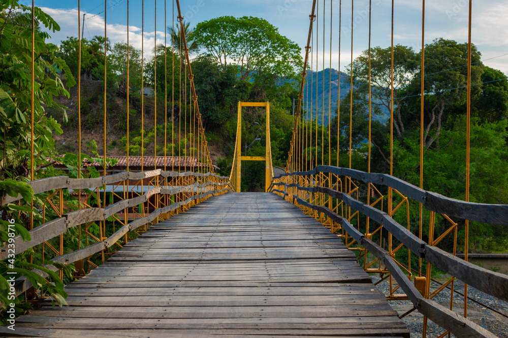 Obraz premium Old pedestrian wooden suspension bridge