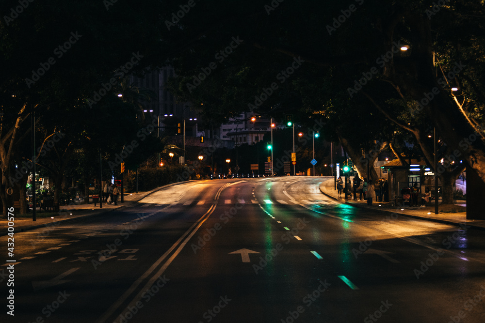 Calle Alameda Principal por la noche en Málaga