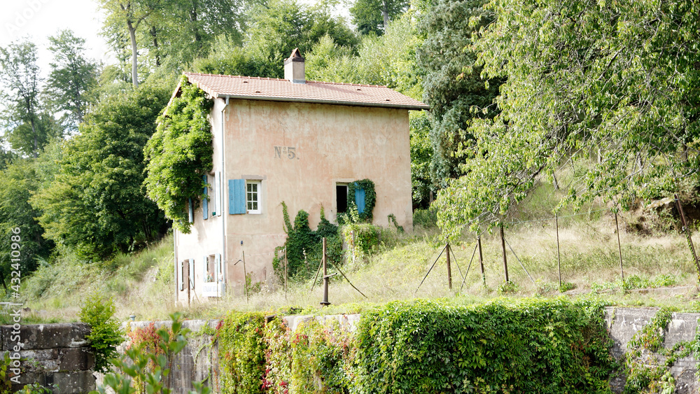 Schleuse mit Schleusenwärterhaus an der Schleusentreppe  und dem Schleusenwärterpfad Arzviller, Teil des Canal de la Marne au Rhin