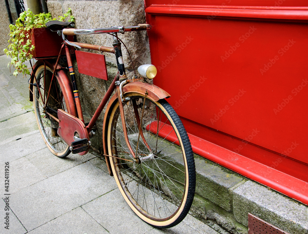 Foto op Roestige vintage rode fiets leunend met op rood bord (handig het invoeren van een tekstadvertentie, menu etc) en het dragen van in houten kist als decoratie. -