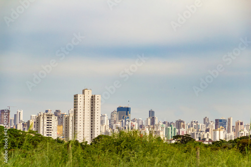 Paisagem urbana da cidade de Goiânia com grama em primeiro plano.