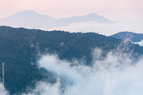 Nascer do Sol na serra do Mar no Paraná com nuvens baixas na planície litorânea. 