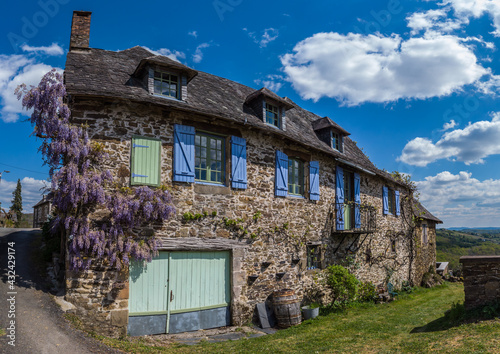 Allassac (Corrèze, France) - Les Trois villages - Vue panoramique d'une maison pittoresque dans le village de verdier bas photo