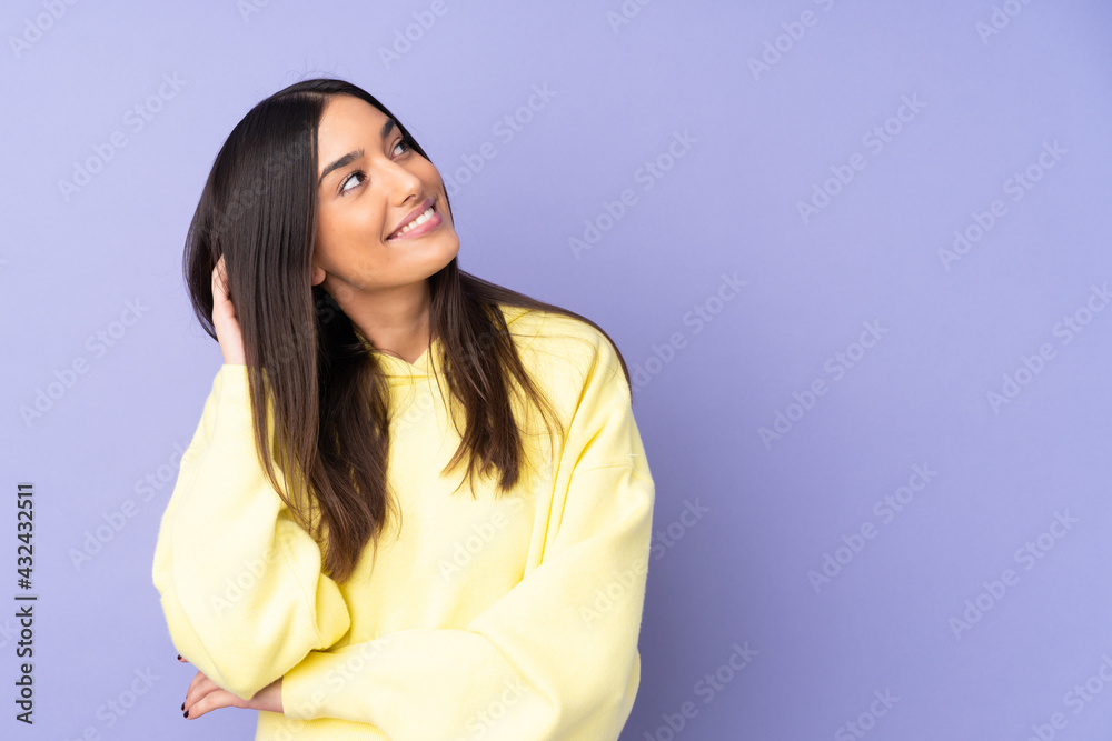 Fototapeta premium Young caucasian woman over isolated background thinking an idea
