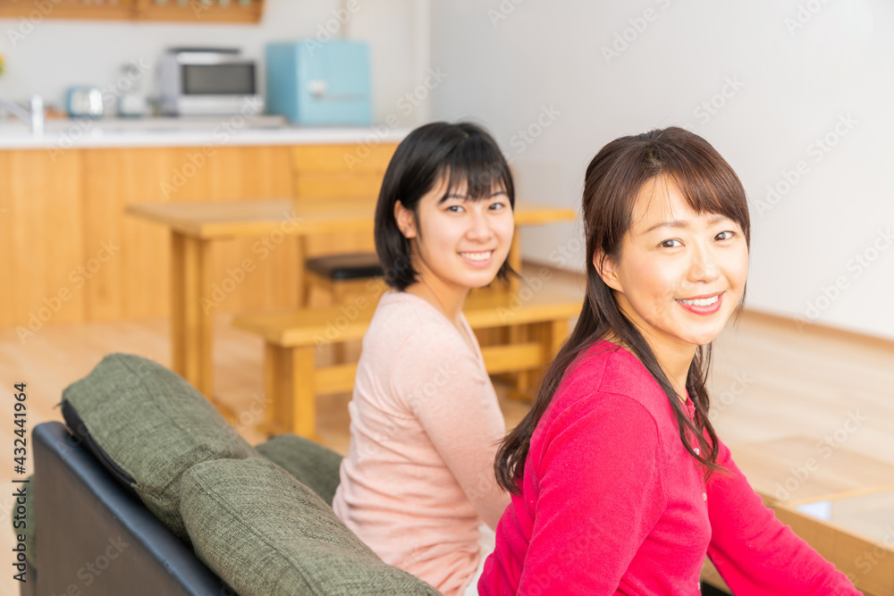 リラックスする親子 リラックスする親子