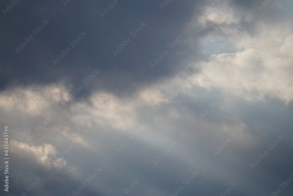 Dramatischer Wolken verhangener Himmel mit diagonalen Sonnen Strahlen 