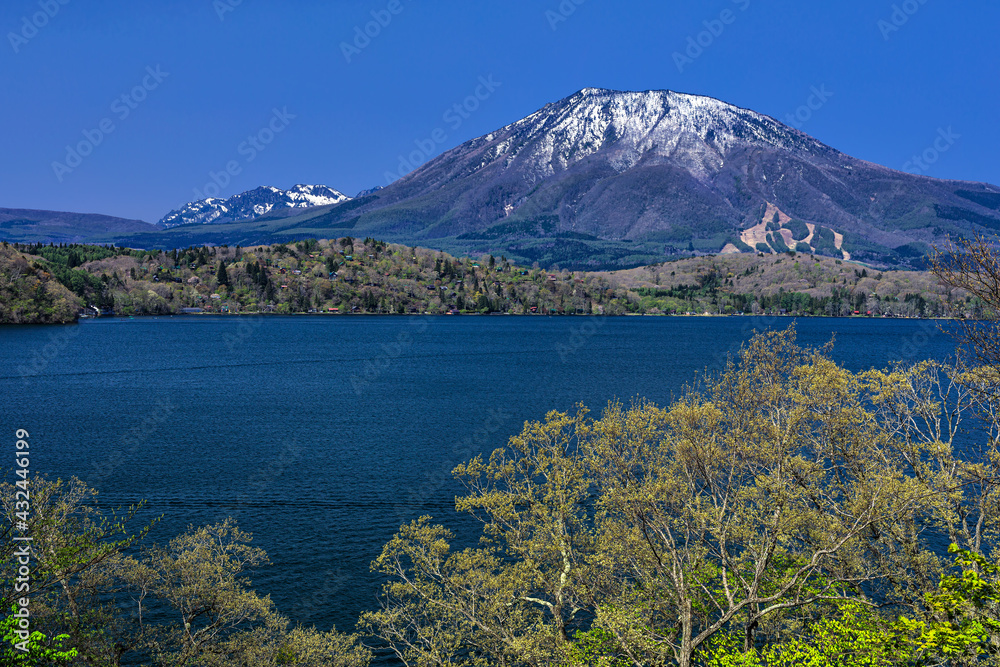 長野県・新緑の黒姫山と野尻湖の風景