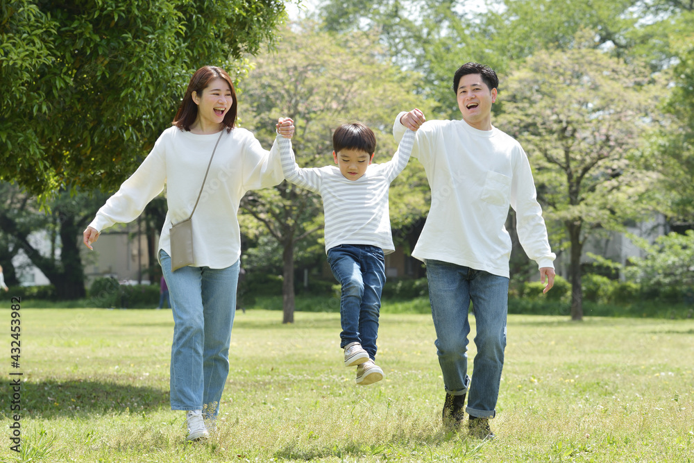 Obraz premium 散歩する若いファミリー