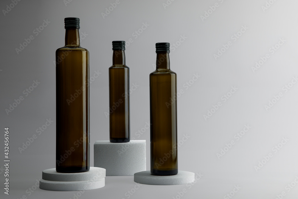 Botella de cristal oscuro sobre bases y fondo blanco. Botella de cristal oscuro sobre bases y fondo blanco.