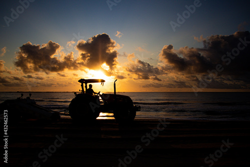 Trator na praia 