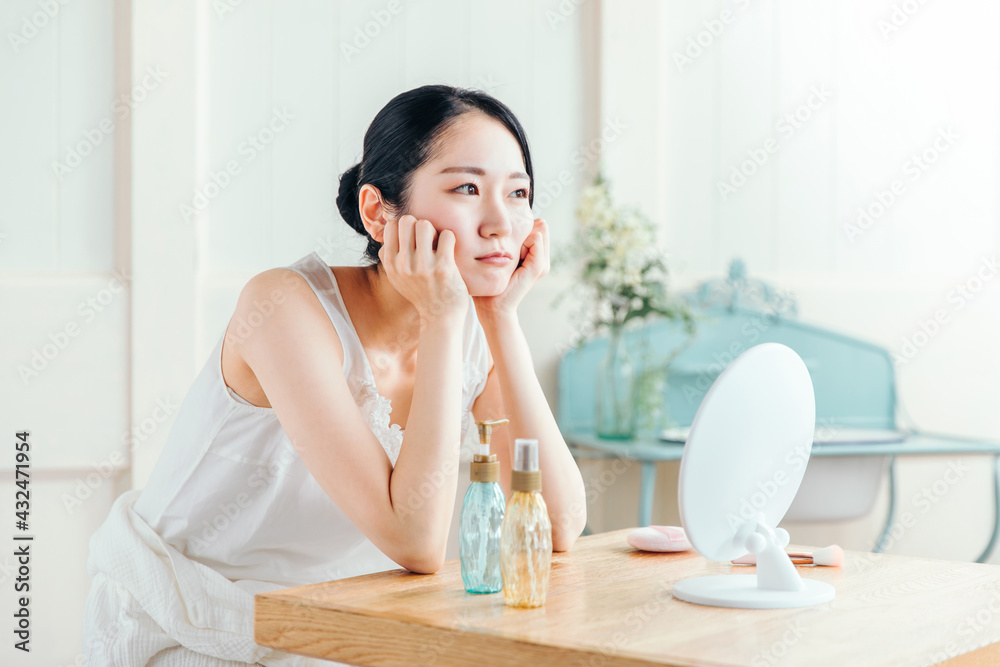 ドレッサーの前で怒る女性
ドレッサーの前で怒る女性