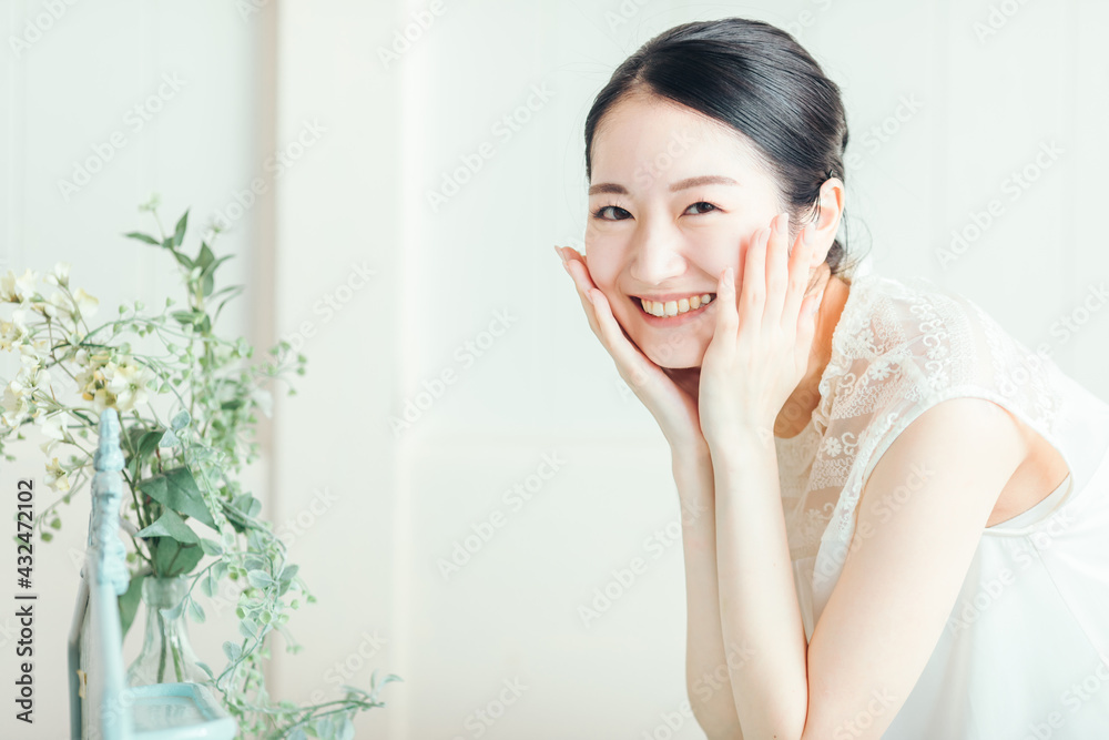 洗顔・スキンケアする女性
洗顔・スキンケアする女性
