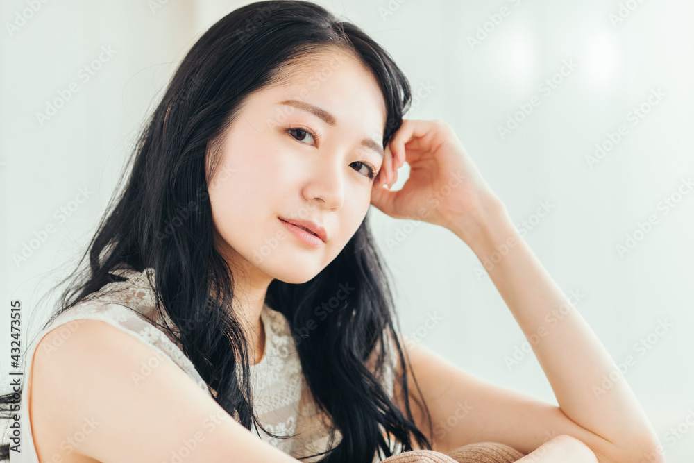 部屋に座る女性
部屋に座る女性