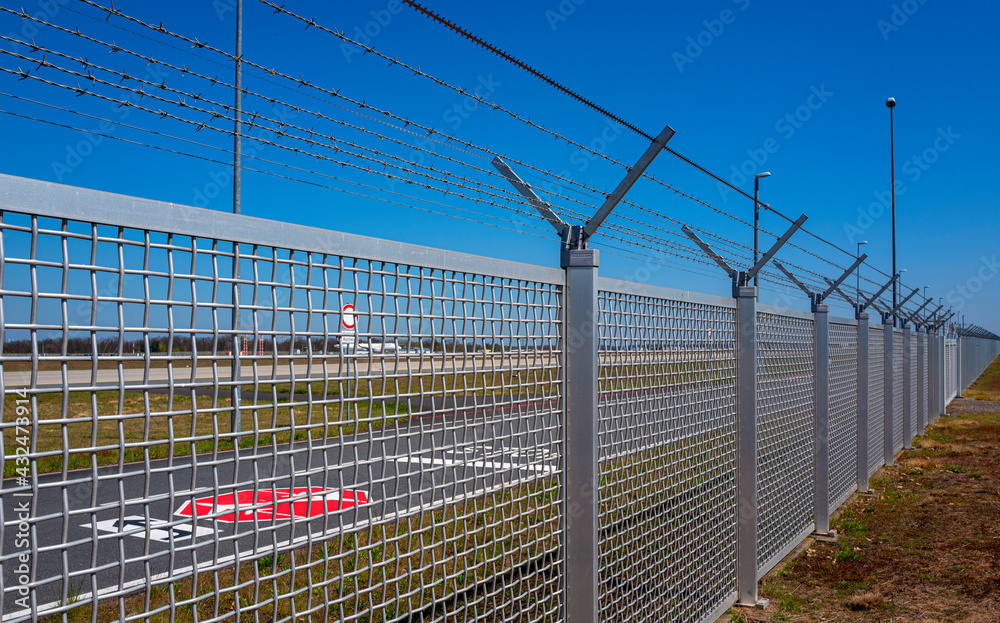 Fototapeta premium Sicherheitszaun am Flughafen in Frankfurt am Main