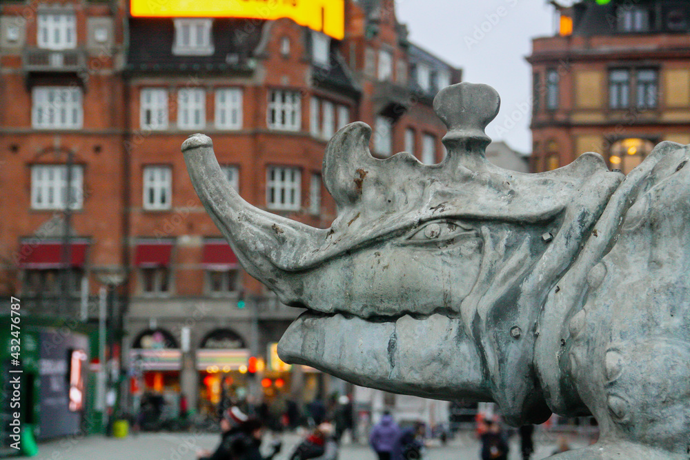 Detalles de la Fuente del Dragón, ubicada en la Plaza del Ayuntamiento de Copenhague, Dinamarca. Una hermosa estatua para embellecer el centro neurálgico de la capital.