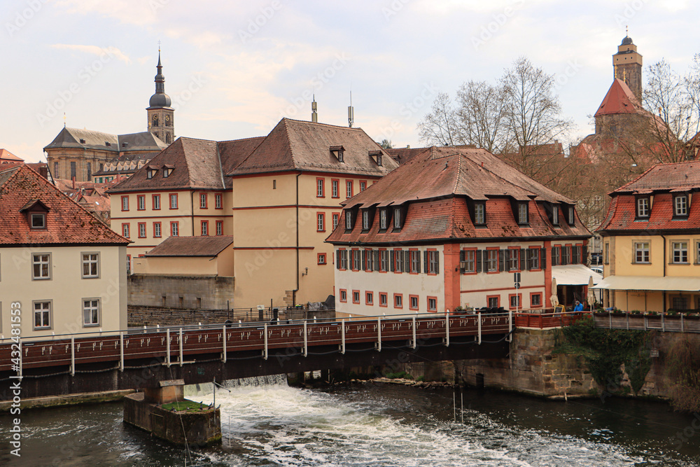 Romantisches Bamberg; Blick von der Oberen Brücke zur Brudermühle, Sankt Stephan und Frauenkirche
