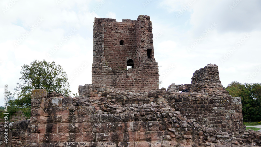 Burgruine Lützelburg, Château de Lutzelbourg bei Lutzelbourg im französischen Département Moselle Burgruine Lützelburg, Château de Lutzelbourg bei Lutzelbourg im französischen Département Moselle