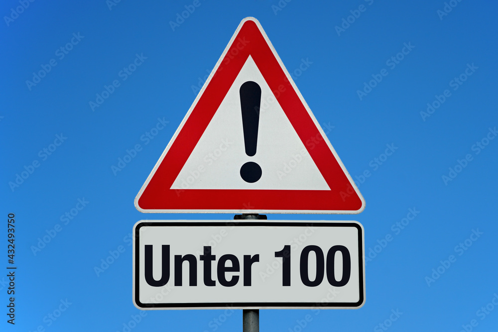 Unter 100 - Achtung Schild mit blauem Himmel Unter 100 - Achtung Schild mit blauem Himmel