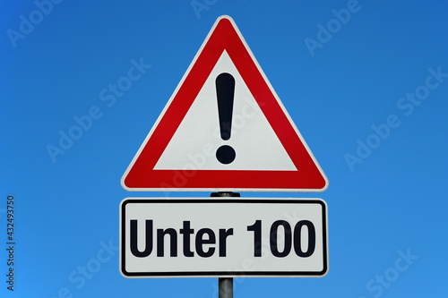 Unter 100 - Achtung Schild mit blauem Himmel