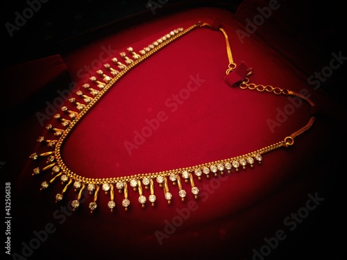 Фотография Hyderabad, India - may 09, 2021: Accessory gold, jewelry presentation in shop, Gold necklace on mannequin, India