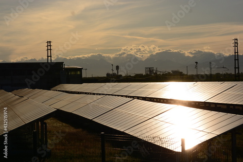 Pannello solare al crepuscolo, fotovoltaico, fonte di elettricità alternativa - concetto di risorse sostenibili - 03 photo