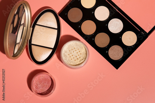 Facial powder, pressed blush and kit for face contouring