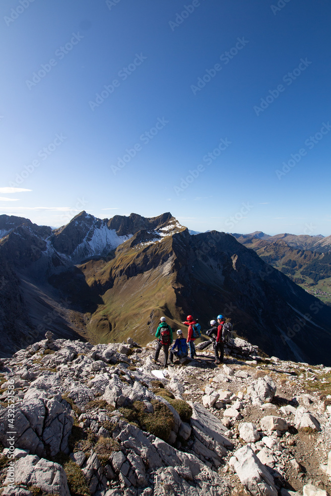 Gruppe vor Bergpanorama in den Allgäuer Alpen