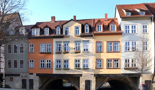 Bewohnte Häuser auf der historischen Krämerbrücke zu Erfurt