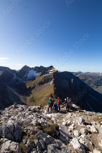 Gruppe vor Bergpanorama in den Allgäuer Alpen