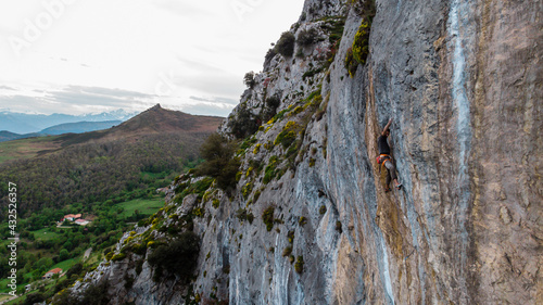 Escalador encadenando de primero una via en Cabañes (Picos de Europa)