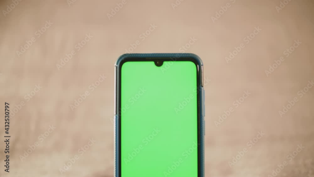 smartphone avec fond vert sur fond isolé blanc cassé smartphone avec fond vert sur fond isolé blanc cassé