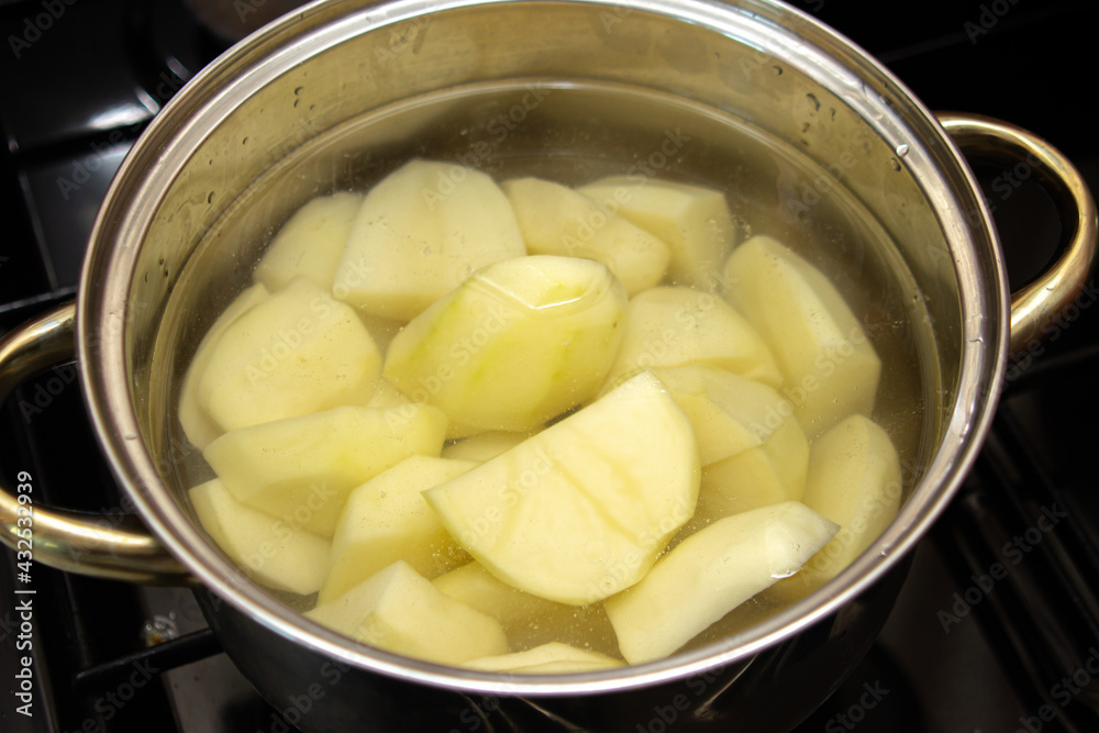 Boil the potatoes in a saucepan. Peeled potatoes in water. Home cooking Boil the potatoes in a saucepan. Peeled potatoes in water. Home cooking