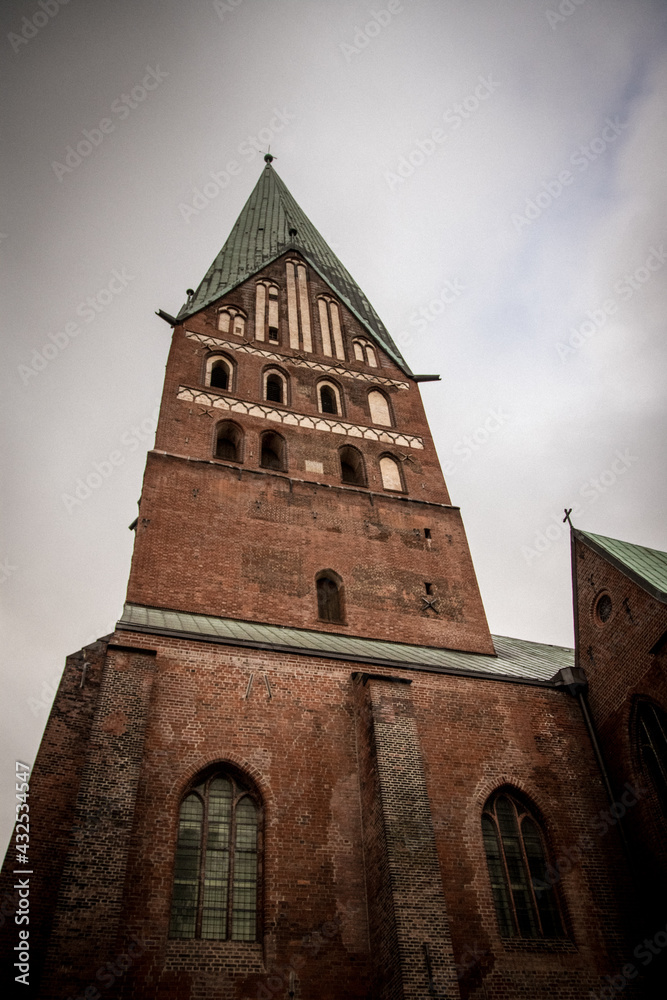 Fototapeta premium Ein Kirchturm in Lüneburg