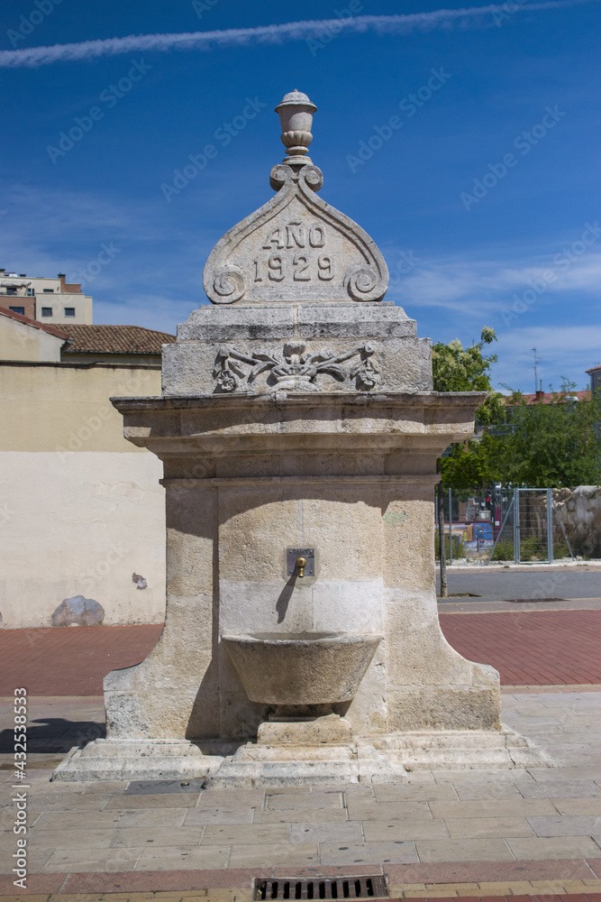 Fototapeta premium Fuente de 1929 en el barrio antiguo de Gamonal, Burgos 