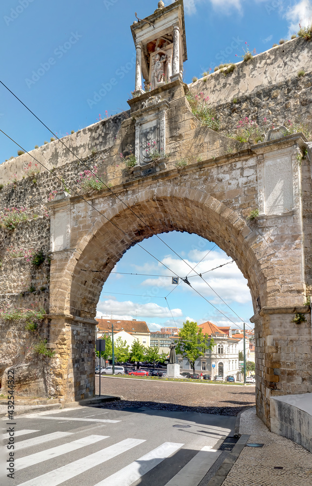 Arco do aqueduto de São Sebastião em Coimbra e estátua do Papa João Paulo II