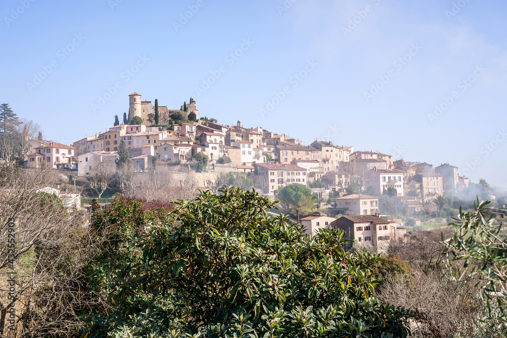 Vue panoramique sur le village de Caillan. Sud de France. 