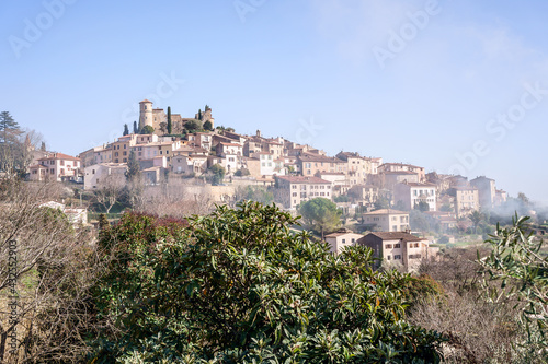 Obraz na płótnie Vue panoramique sur le village de Caillan. Sud de France. w salonie