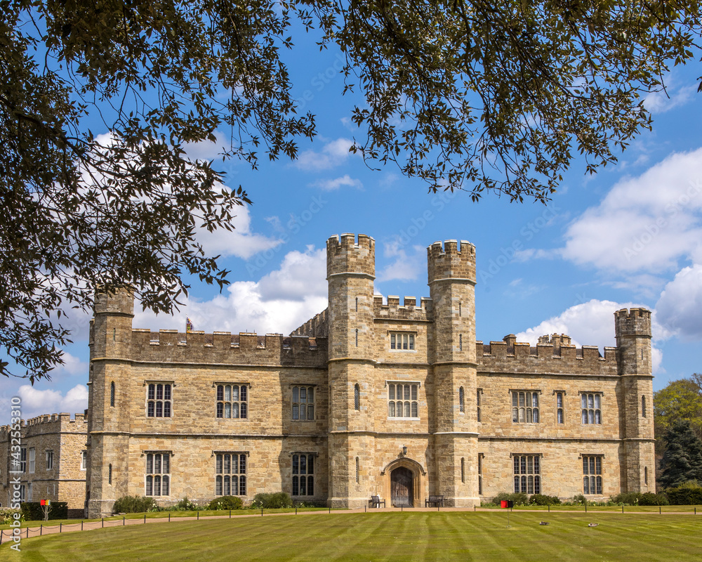 Fototapeta premium Leeds Castle in Kent, UK