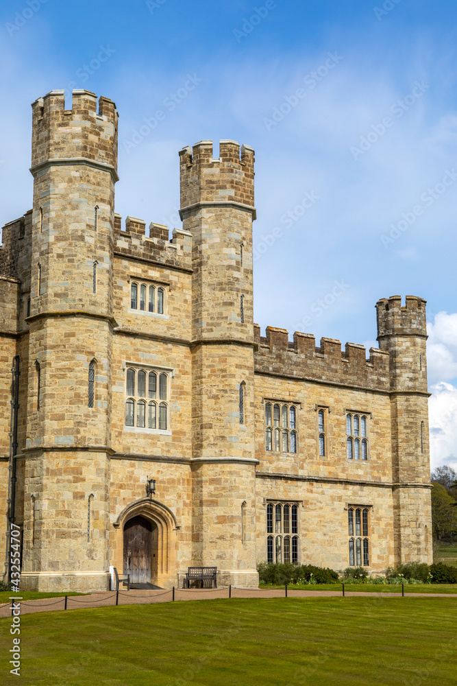 Fototapeta premium Leeds Castle in Kent, UK