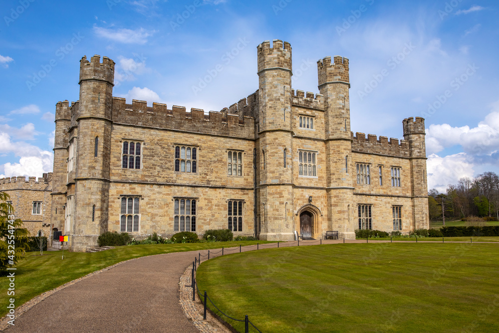 Fototapeta premium Leeds Castle in Kent, UK