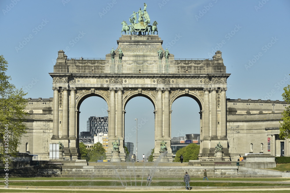 Les arches majestueuses à l'entrée du parc du Cinquantenaire à Bruxelles