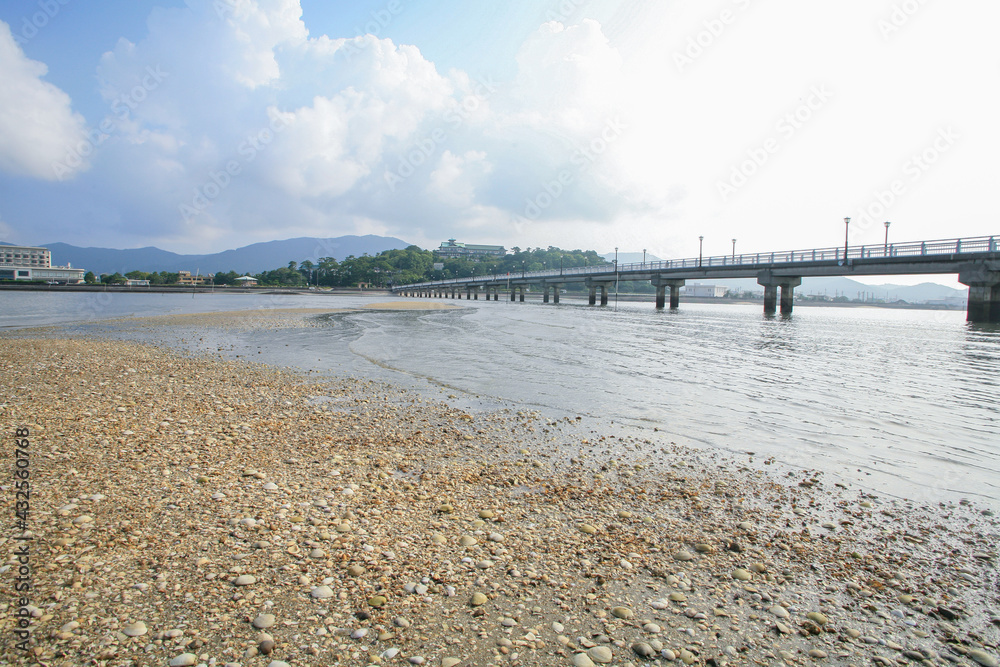 夏の竹島、干潮の浅瀬から臨む竹島大橋と海岸の波打ち際