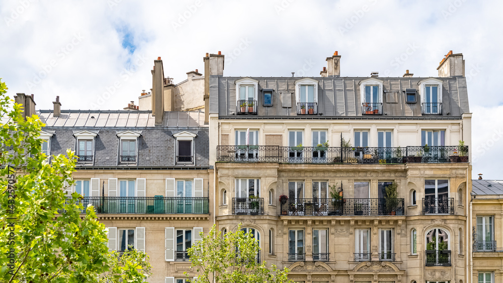 Paris, beautiful buildings, view from the coulee verte Rene-Dumont in the 12th district, footpath
 - obrazy, fototapety, plakaty 