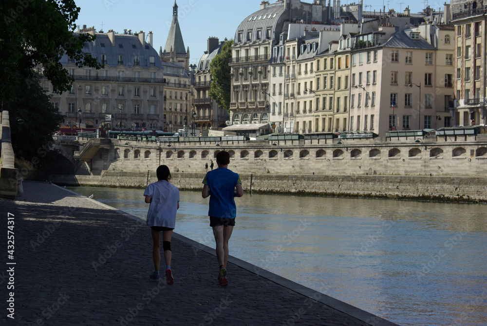 Jogging sur les quais de Seine à Paris, France