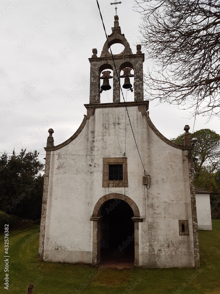 Fachada de la iglesia parroquial de Mourence en Vilalba, Galicia