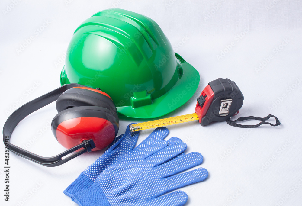 Concepto de elementos de seguridad en el trabajo como casco, guantes, cascos  de protección auditiva y medidor. foto de Stock | Adobe Stock