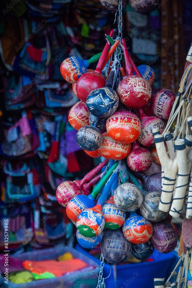 artesanias en las calles de san jose, costa rica