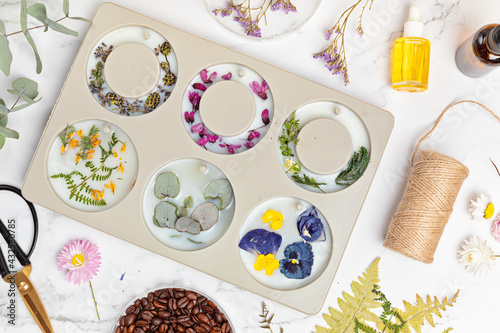 Foto DIY scented soy wax sachet with botanicals and essencial oils