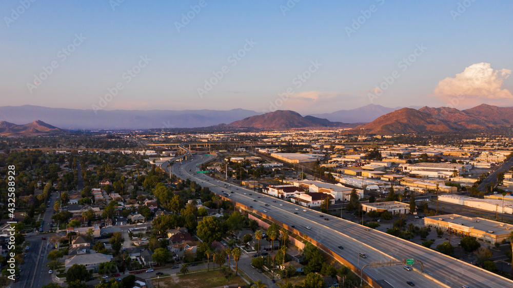 Aerial sunset view of the residential and industrial areas of Riverside, California. - obrazy, fototapety, plakaty 