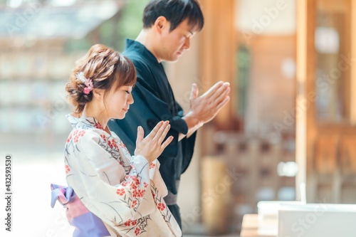 お参りする浴衣姿の男女 